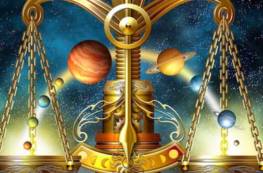 Uma balança dourada ornamental representando o signo de Libra, com pequenos planetas alinhados nos pratos sob um fundo espacial de estrelas e galáxias.