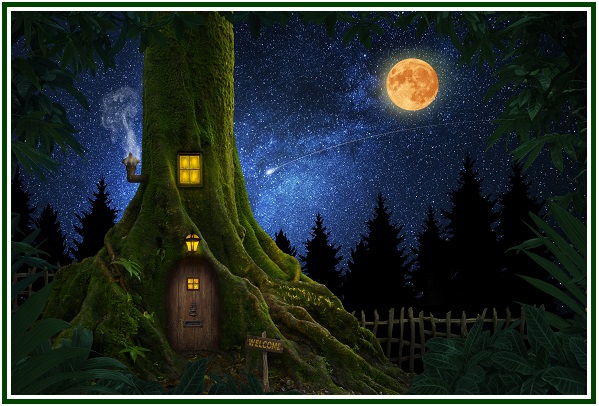 Cenário noturno esotérico exibindo uma grande árvore transformada em casa, com musgo brilhante na casca, uma porta rústica e pequenas janelas retangulares que emitem uma forte iluminação amarela. No topo, uma chaminé expele fumo contra um céu noturno azul-escuro povoado por milhares de estrelas, uma nebulosa cósmica e uma lua cheia amarela e redonda. Ao fundo, contornos escuros de uma floresta de coníferas e uma cerca artesanal de ramos emolduram a habitação, rodeada por folhas escuras em primeiro plano.