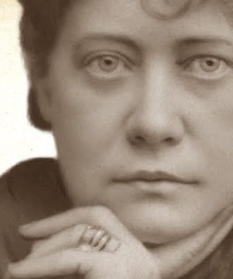Retrato antigo em tom sépia de Helena Blavatsky, fundadora do movimento teosófico moderno.