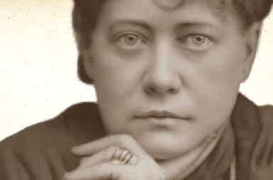 Retrato antigo em tom sépia de Helena Blavatsky, fundadora do movimento teosófico moderno.
