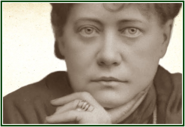 Retrato antigo em tom sépia de Helena Blavatsky, fundadora do movimento teosófico moderno.