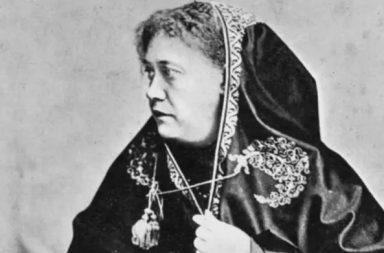 Fotografía antigua de la escritora teosófica Helena Blavatsky portando un velo bordado para el texto a los esoteristas.