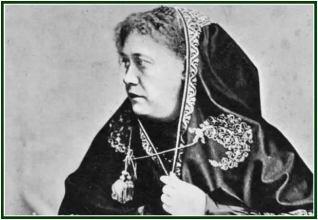 Fotografía antigua de la escritora teosófica Helena Blavatsky portando un velo bordado para el texto a los esoteristas.